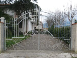 automazione portone in legno De Nardi Camaiore